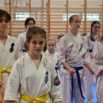 Karatecy na tatami na turnieju w Radomsku