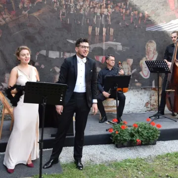 Koncert zespołu Impressja na dziedzińcu muzeum w Radomsku