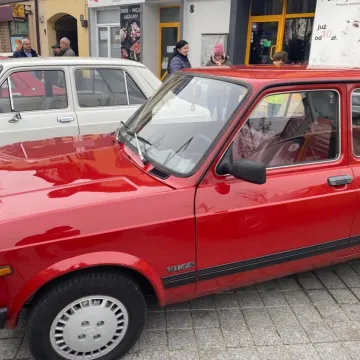 Centrum Radomska w zabytkowych samochodach