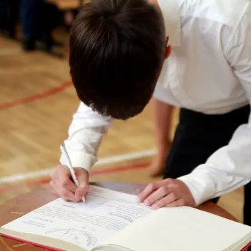 Klasy pierwsze z „Drzewniaka” złożyły ślubowanie. Wręczono wyższe stopnie