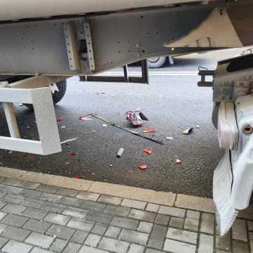 Na DK91 w Kamieńsku samochód uderzył w budynek i ciężarówkę