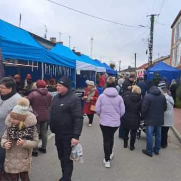 [WIDEO] Świąteczne stragany i atrakcje. Pierwszy Jarmark Bożonarodzeniowy w Kamieńsku