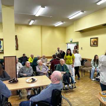 Młodzież z ZSCKR w Dobryszycach odwiedziła Dom Pomocy Społecznej w ramach Dni Papieskich