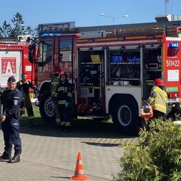 Ewakuacja ZSP 1 w Radomsku. Był pożar, strzały i osoby ranne
