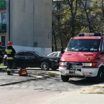 Uderzył w słup oświetleniowy, po czym uciekł z miejsca zdarzenia