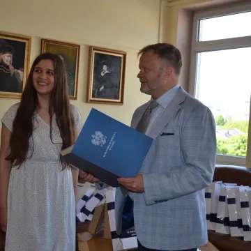 Uczennice PSP 2 w Radomsku z nagrodami Kuratora Oświaty