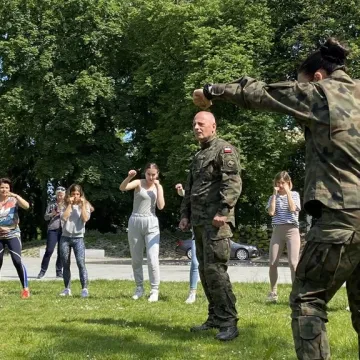 Żołnierze uczą w Radomsku kobiety podstaw samoobrony