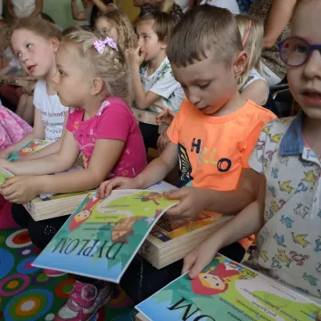 Przedszkolaki malowały w plenerze