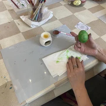 Powrót do korzeni. Uczestnicy warsztatów tworzyli pisanki batikowe w Muzeum Regionalnym w Radomsku