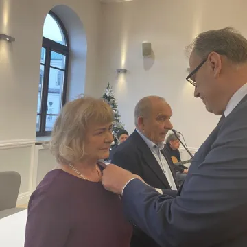 Sześć par uhonorowanych medalami za długoletnie pożycie małżeńskie