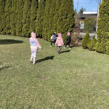 Zajączek ukrył się w PP nr 5 w Radomsku. Dzieci ruszyły na poszukiwania