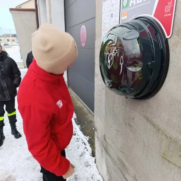 AED już dostępny na budynku OSP Pławno