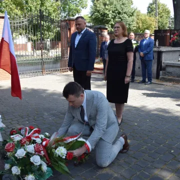 Kwiaty i zaduma w 86. rocznicę wybuchu wojny