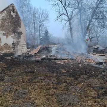 Pławidła. Paliły się budynki gospodarcze. Poszkodowany strażak