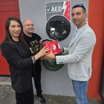 Gmina Kamieńsk z kolejnym AED. Defibrylator zamontowano w Gorzędowie