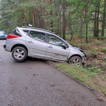 24-letni kierowca wjechał w drzewo. Prawdopodobnie nie dostosował prędkości do warunków panujących na drodze