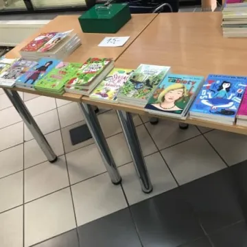 Spotkanie młodzieży z pisarką w bibliotece