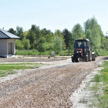 Gm. Kamieńsk: trwa utwardzanie dróg gruntowych