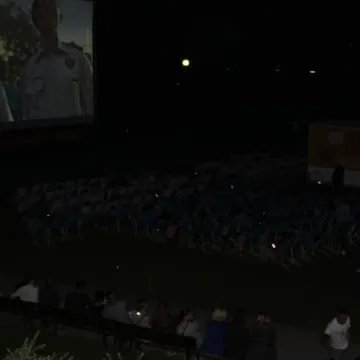 Seans filmowy pod chmurką w parku Solidarności