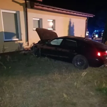 Kierowca audi wbił się w świetlicę wiejską
