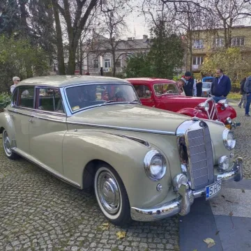Zlot i parada zabytkowych samochodów w Święto Niepodległości w Radomsku