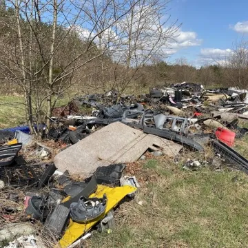 Gm. Gomunice: składowisko odpadów „wyrosło” nieopodal lasu