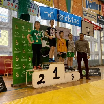 Młodzi zapaśnicy UKS „Zapaśnik” Radomsko na matach w Bełchatowie