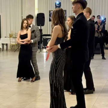 Odliczanie do matury rozpoczęło się eleganckim balem w LO Przedborzu