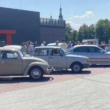 Auto - Moto Weteran 6.  W Radomsku zaparkowały motoryzacyjne legendy