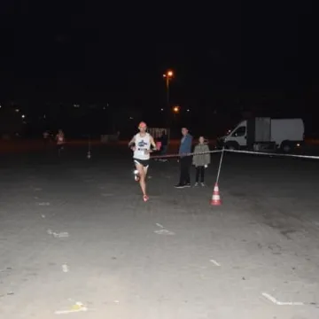 Nocne bieganie po placu targowym 