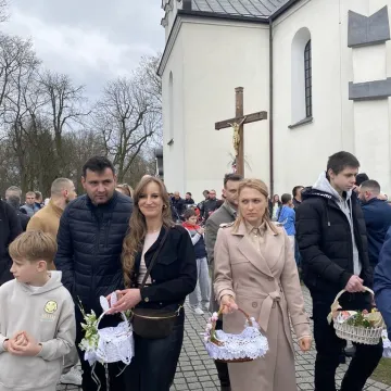 Tłumy motocyklistów i mieszkańców w Strzałkowie. Kolejna Moto Święconka za nami