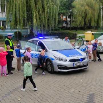 Policjanci z Radomska uczą przedszkolaków zasad bezpieczeństwa na drodze