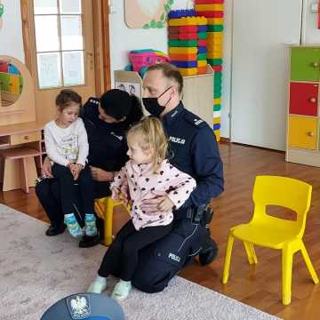 Radomszczańscy policjanci z wizytą u najmłodszych mieszkańców