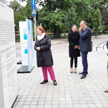 Plenerowa wystawa „Czas to miłość” oficjalnie otwarta w Radomsku