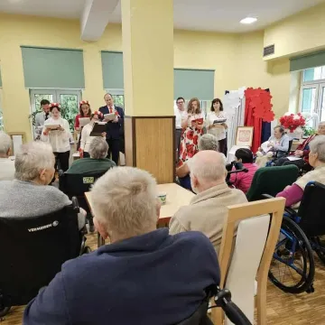 Patriotycznie i tanecznie. Uczestnicy WTZ odwiedzili DPS w Radomsku
