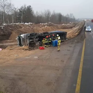 DK1: Samochód ciężarowy przewrócił się na bok