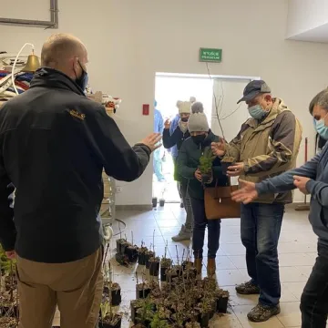 Oddali puszki, otrzymali sadzonki