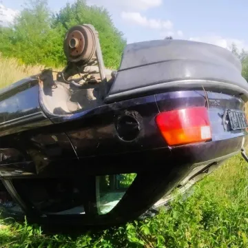 [AKTUALIZACJA] Opel na dachu. Takie znalezisko w lesie...