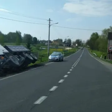 Kodrąb - Pechowe skrzyżowanie. Ciężarówka w rowie