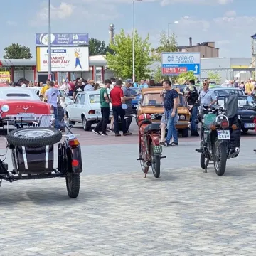Klasyki zaparkowały w Radomsku. Trwa Auto-Moto Weteran 5