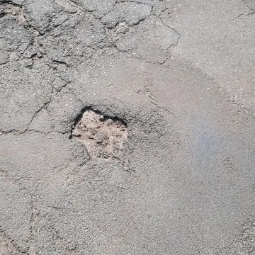 Dziurawa droga w gminie Masłowice. Doraźne łatanie nie pomaga