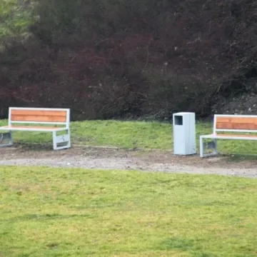 Nowe ławki i kosze w Parku Solidarności