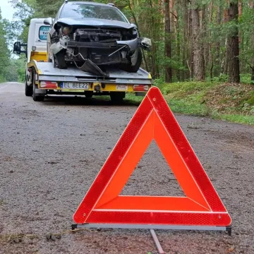 24-letni kierowca wjechał w drzewo. Prawdopodobnie nie dostosował prędkości do warunków panujących na drodze