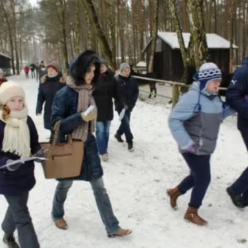 Spacer z mapą i kompasem