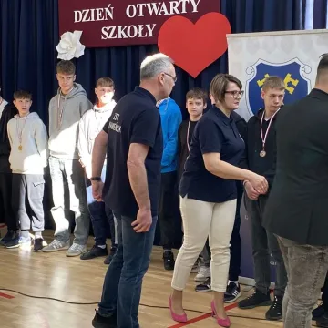 Foto budka, pokazy, poznawanie szkoły. Dzień  Otwarty w ZSP w Kamieńsku