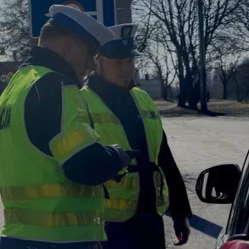 „Łapki na kierownicę” w powiecie radomszczańskim. Policja patrzy kierowcom na ręce