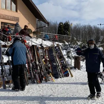 Tłumy narciarzy na Górze Kamieńsk