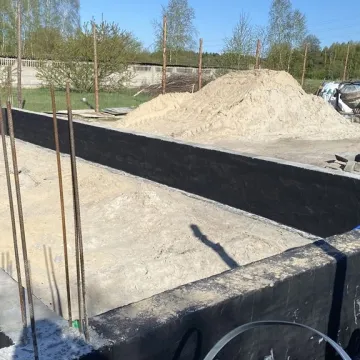 W budowie nowe garaże dla OSP Dąbrówka