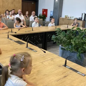 Energetyczne tornistry trafiły do pierwszoklasistów z Radomska