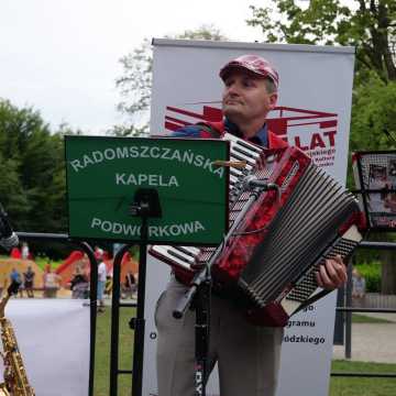 Niedzielny koncert kapel w Parku Świętojańskim w Radomsku